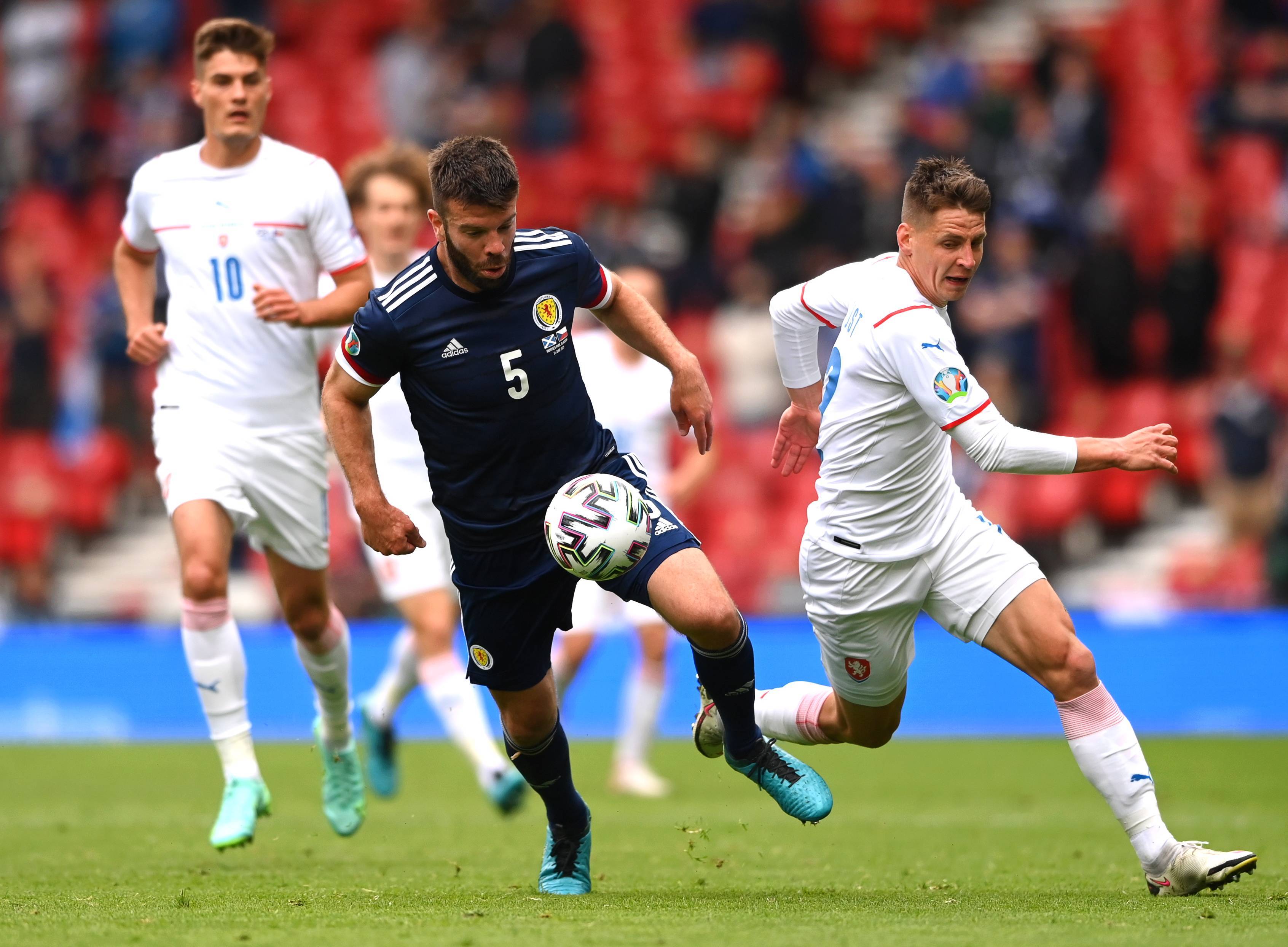 足球职业联赛赛事呈现火热局面，精彩继续！