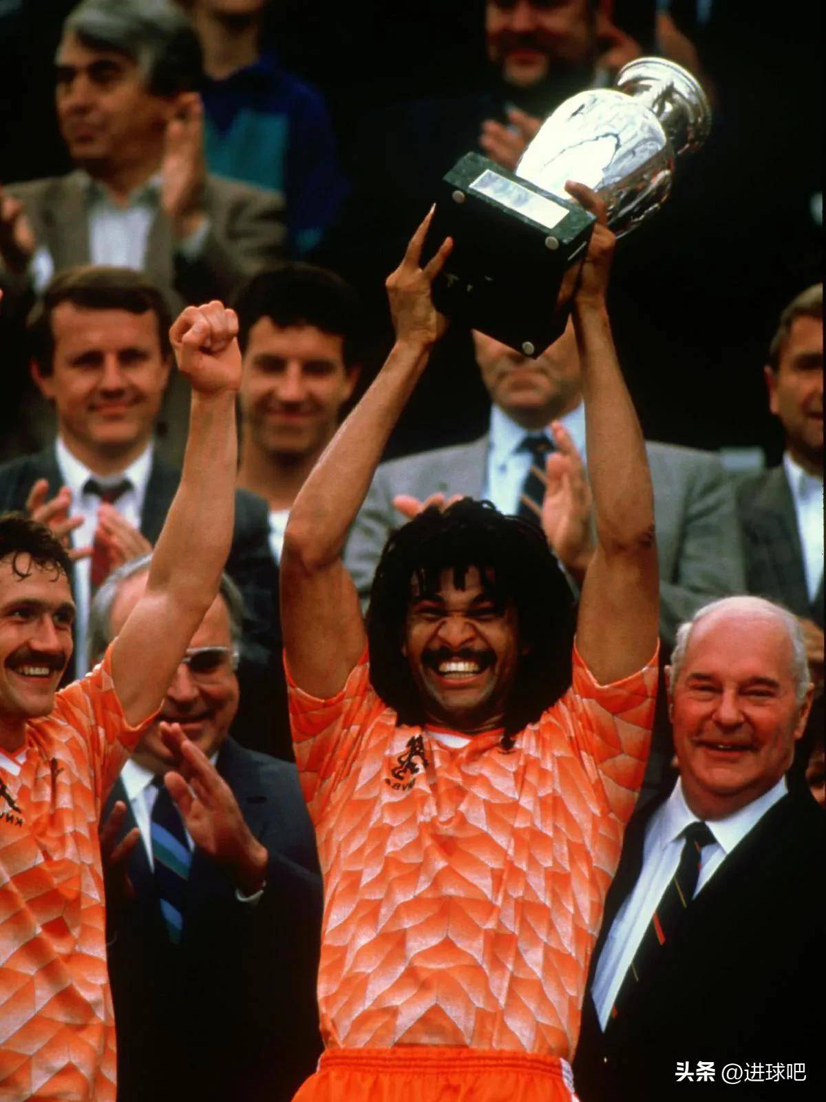 荷兰队在女足比赛中展现实力，成功晋级