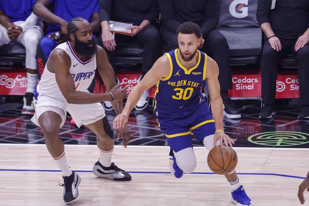 巨头之间的激烈对决,勇士战胜快船 巨头之间的激烈对决,勇士战胜快船