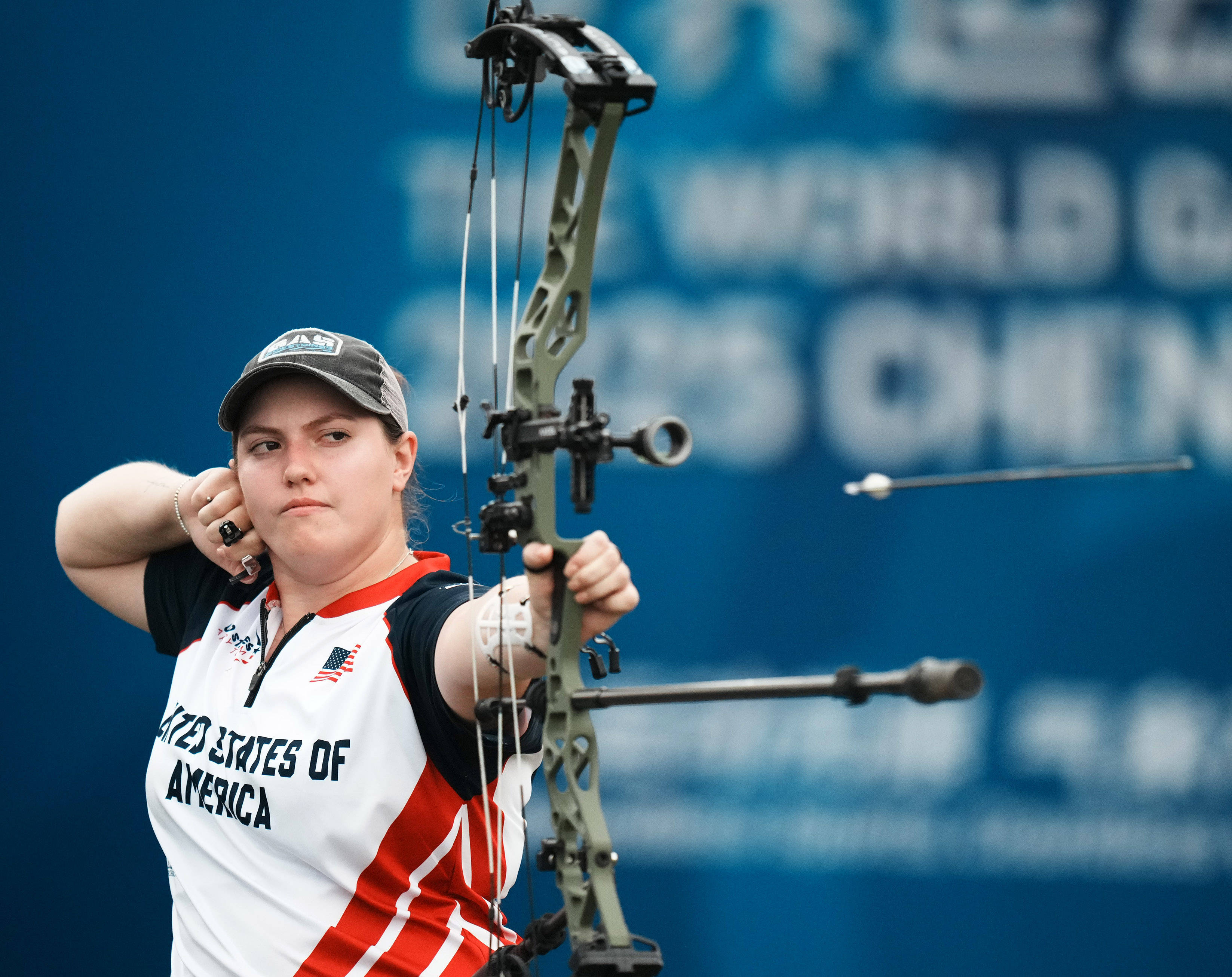 射箭比赛中选手准确瞄准夺取胜利