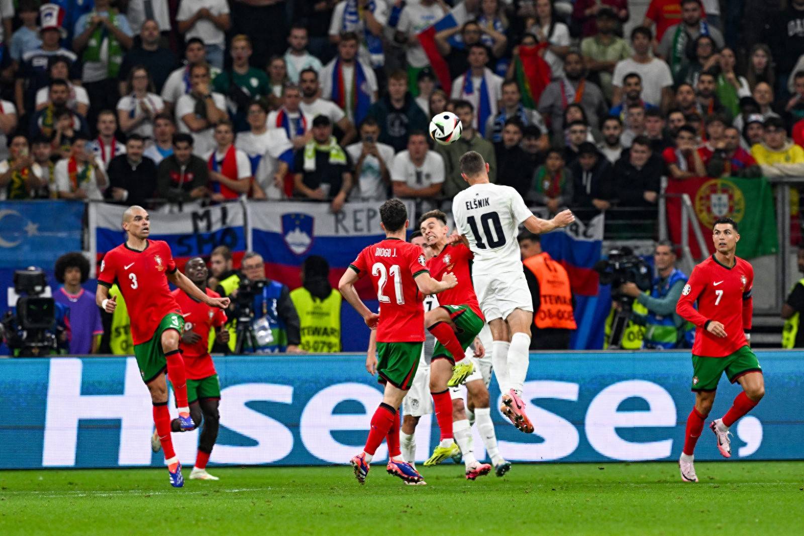 熊猫直播平台-喜忧参半！球队险胜对手，但仍需努力晋级欧洲杯