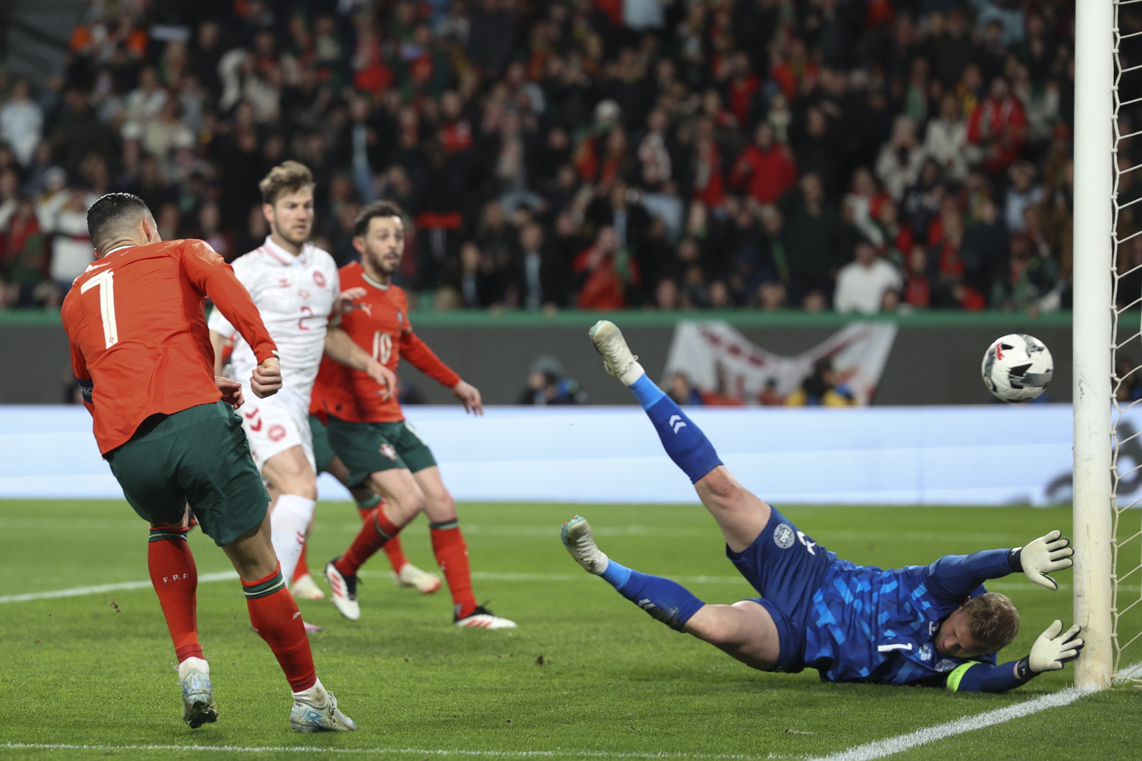 丹麦国家队展现卓越实力，成功晋级欧国联半决赛