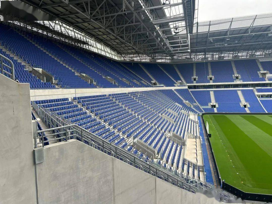 门票热销,球迷们期待纷纷涌入球场观战 门票热销,球迷们期待纷纷涌入球场观战